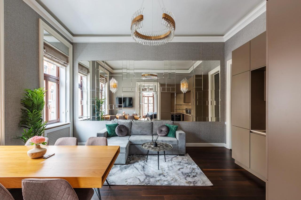 Luxury Apartment With Balcony Next To The New York Cafe — Photos 2