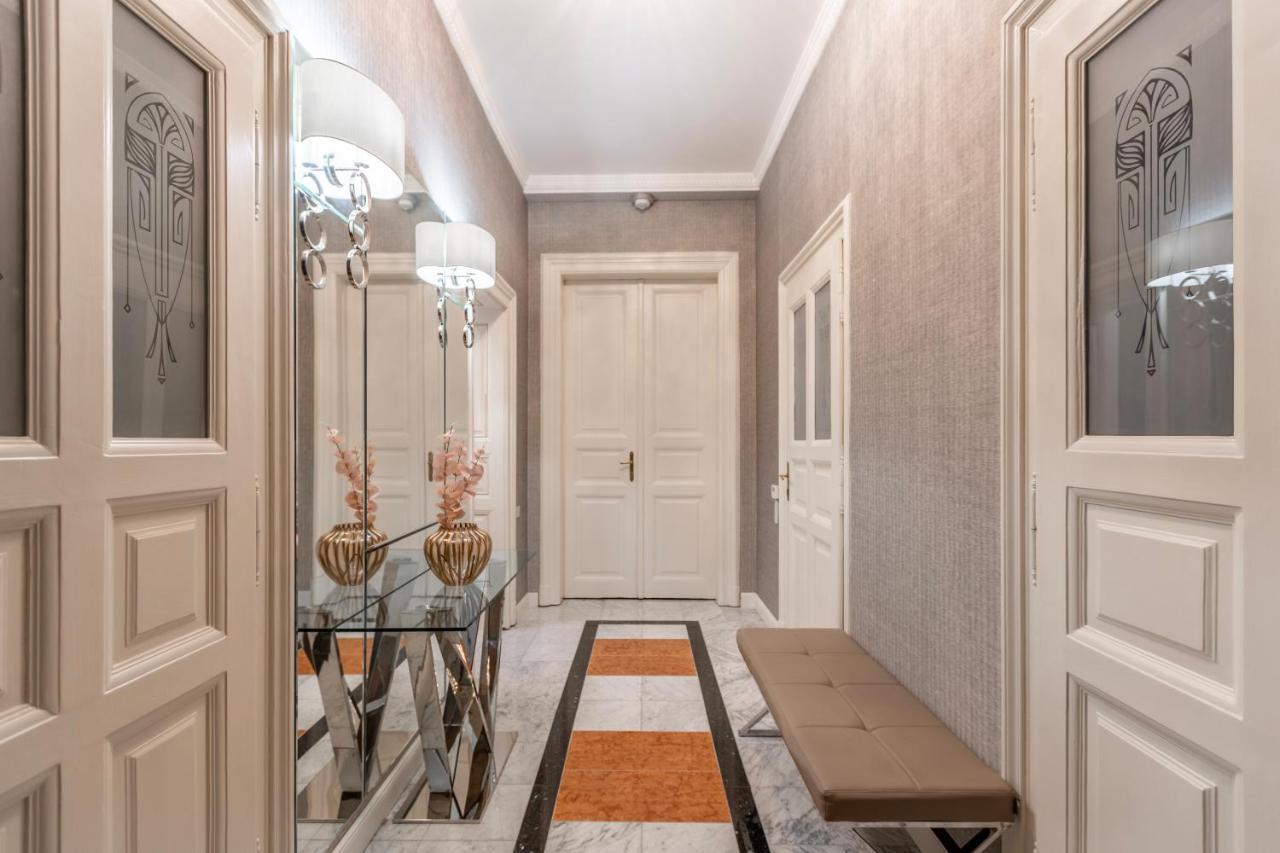 Luxury Apartment With Balcony Next To The New York Cafe — Photos 1