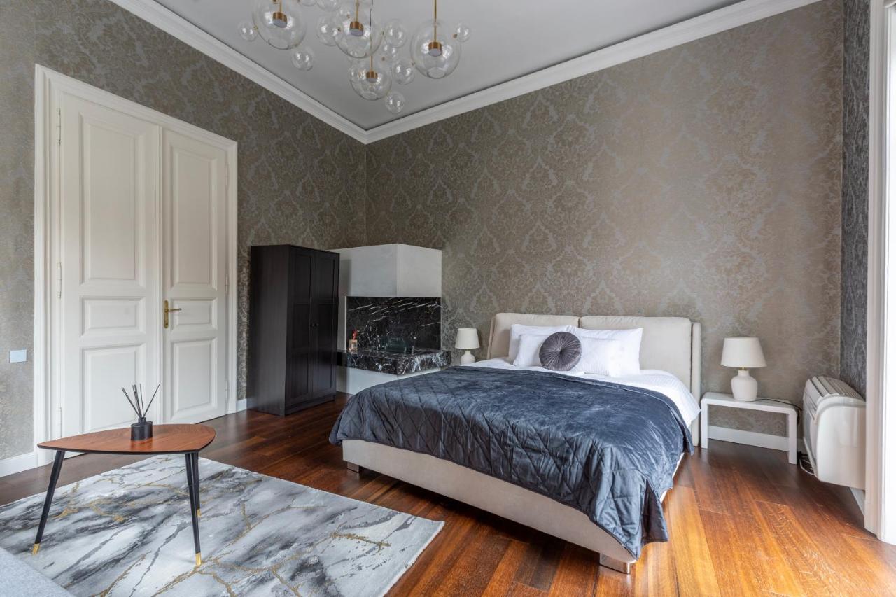 Luxury Apartment With Balcony Next To The New York Cafe — Photos 3